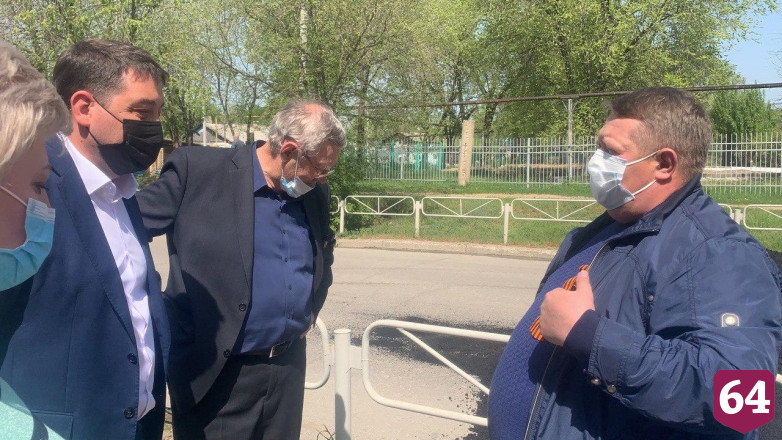 Жители Саратова пожаловались на нерасторопность строителей при ремонте тротуаров