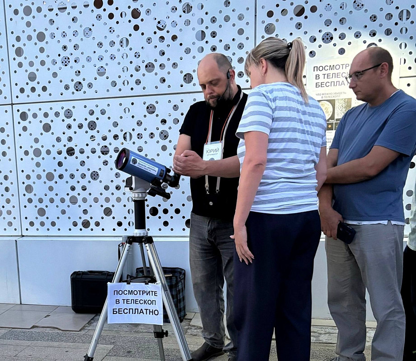 Десятки саратовцев на набережной наблюдали за Луной в телескоп