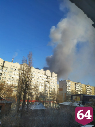 Пожарные тушили в центре Саратова частный дом
