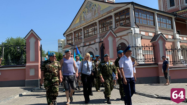 В Саратове День ВДВ отметили с оркестром
