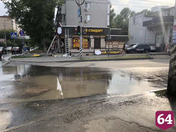 В Саратове водители молятся, чтобы не угодить в дорожную яму