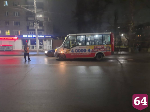 В Саратове маршрутка сбила девушку