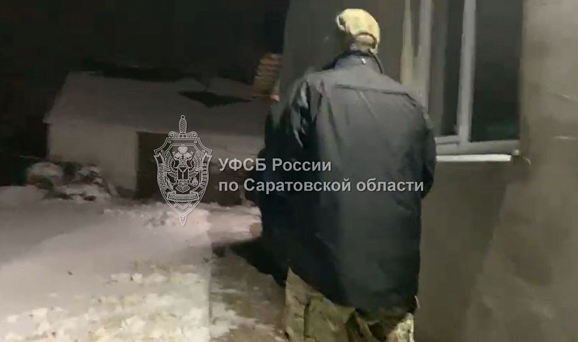 Силовики задержали двух жителей Энгельса за помощь иностранцу