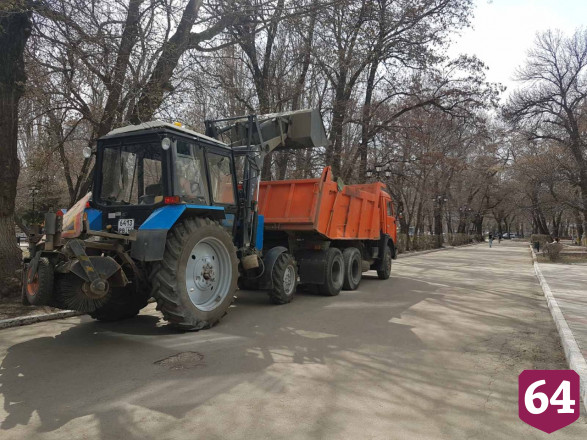 Саратовцы убирали город в «чистый» четверг