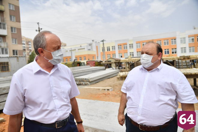Онкоцентр в Саратове строят днем и ночью 