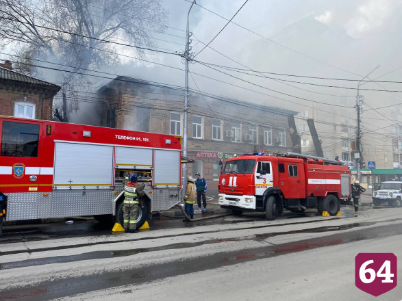 В центре Саратова полыхал двухэтажный дом