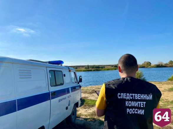 Супруги плавали на лодке по озеру и заметили труп мужчины