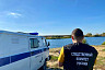 Супруги плавали на лодке по озеру и заметили труп мужчины