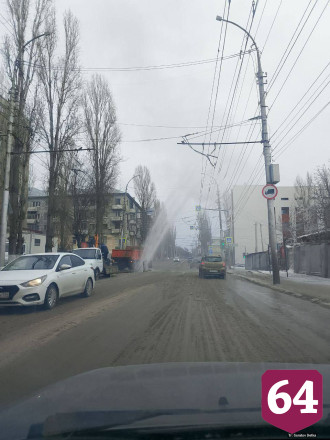 В Саратове забил огромный коммунальный фонтан 