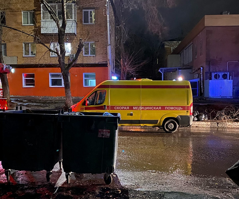 В Саратове из горящей квартиры вынесли 15-летнего мальчика без сознания