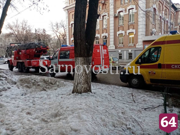 Из горящей пятиэтажки в Саратове эвакуировали женщину с детьми