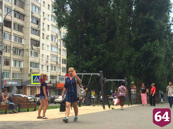 Саратовцы гуляют в сквере на Рахова без масок
