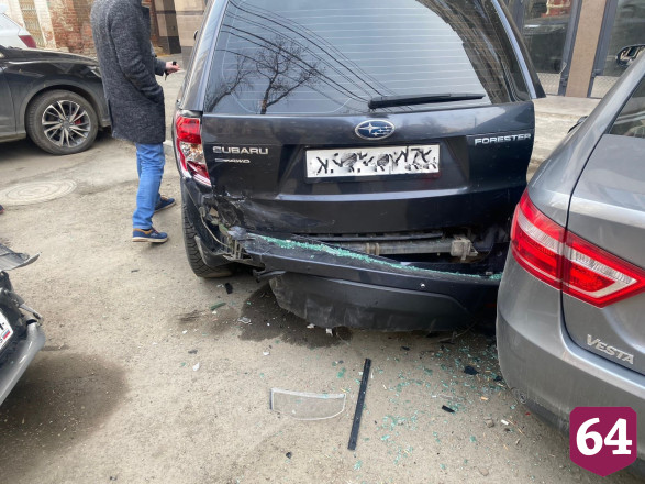 В центре Саратова произошла массовая авария с пострадавшим