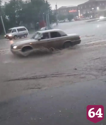Сильный ливень затопил в Саратове несколько улиц
