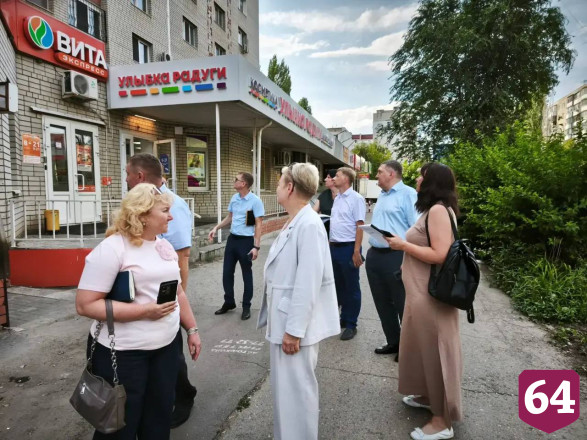 В Энгельсе владельцев магазинов обязали убрать территории