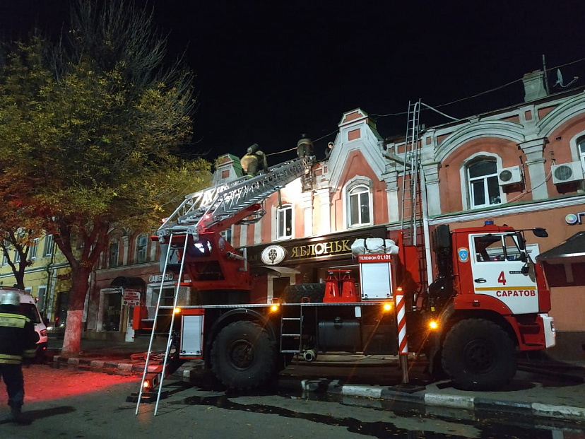 Два человека пострадали на крупном пожаре в центре Саратова