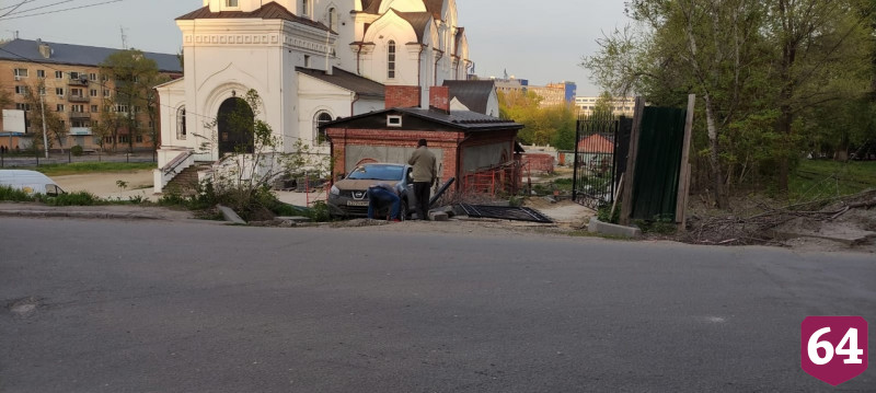 В Саратове иномарка с детьми в салоне снесла ворота храма