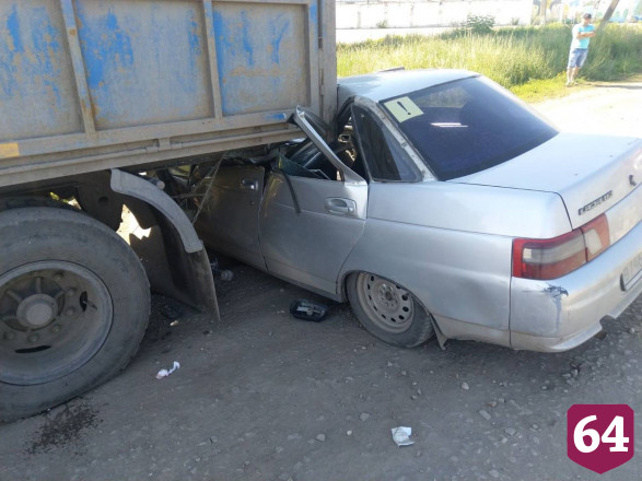 Автомобиль с ребенком в салоне врезался в стоящий КамАЗ