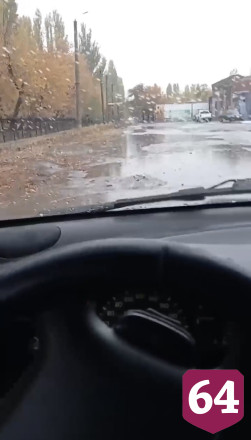 Автомобилист из Энгельса показал разбитую дорогу к стадиону и детсаду