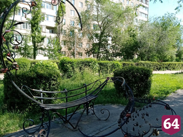 Вандалы сломали в сквере «лавочку любви»