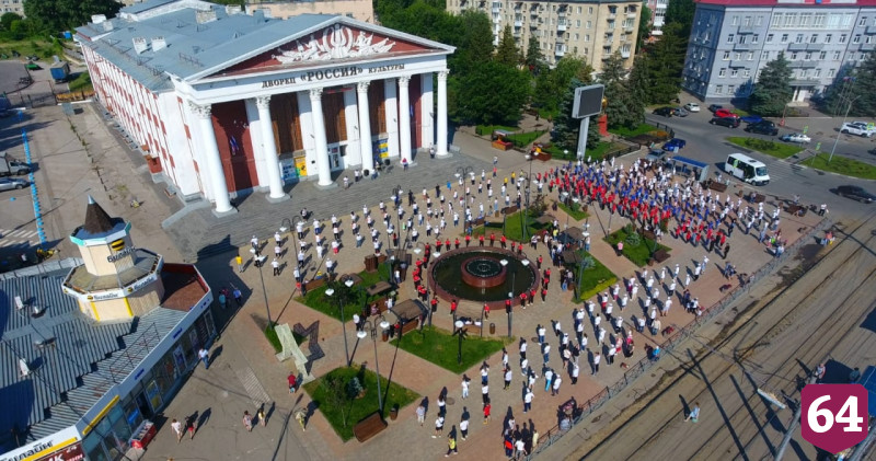 Сотни саратовцев вышли на зарядку с известными спортсменами