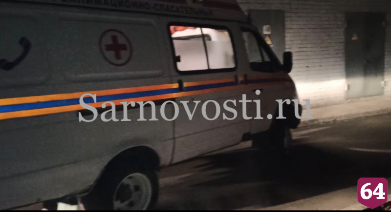 В Саратове из горящего люка вытащили мужчину
