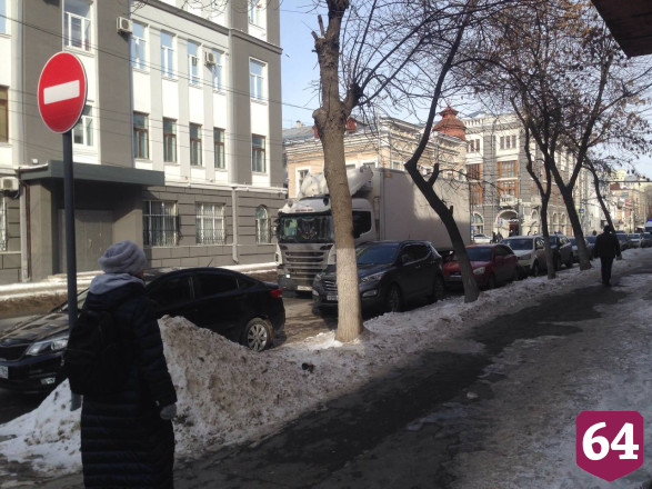 На улице в центре Саратова умер мужчина