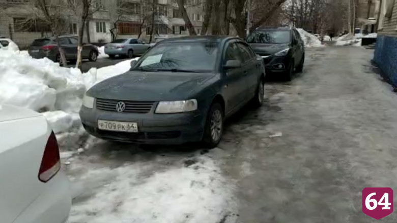 В Саратове автохамы массово заполонили тротуар