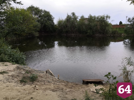 Под Саратовом мужчина пришел с подругой на пруд и утонул
