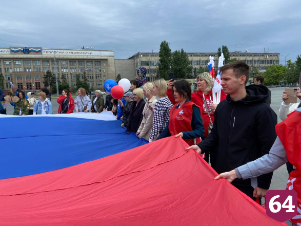 В Саратове в День России развернули 60-метровый флаг