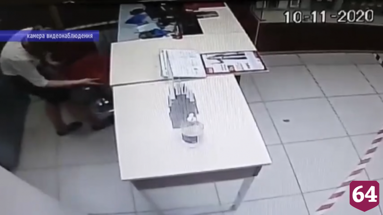Кража телефона из салона связи попала на камеры