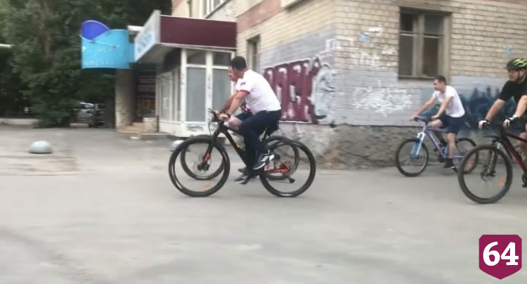 Глава Саратова на велосипеде проверил ремонт тротуаров