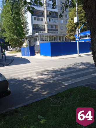 В Саратове торговцы превратили дорогу в «козью тропку»