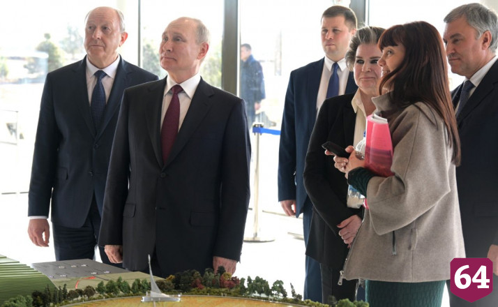 Владимир Путин оставил автограф в книге почетных гостей Парка покорителей космоса