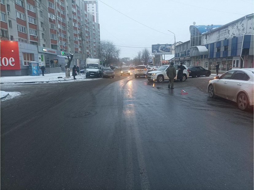 В аварии с хлебным фургоном в Энгельсе покалечилась автоледи