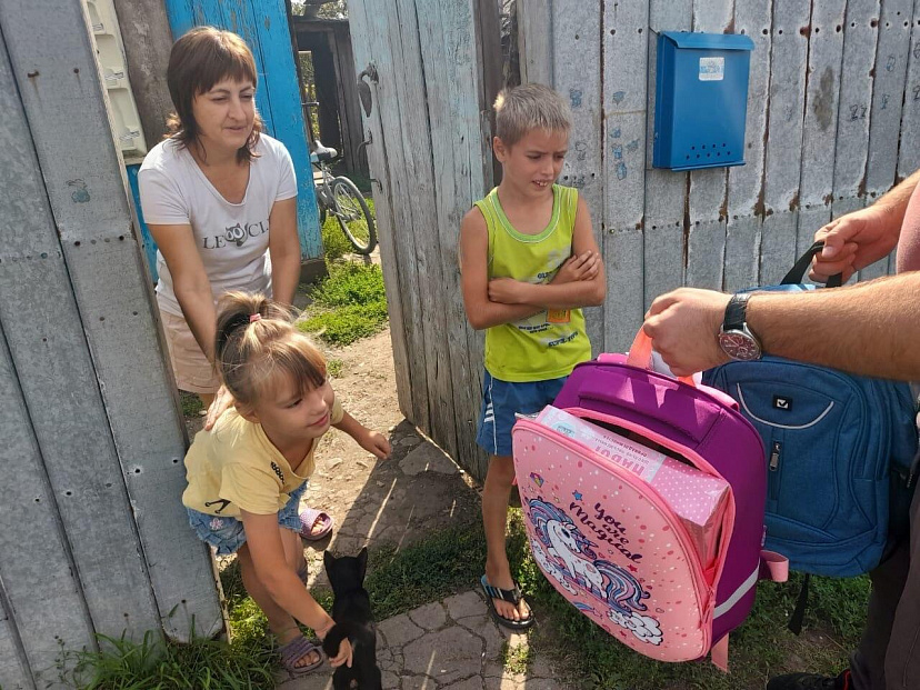 Панков передал семьям Хвалынского района наборы школьных принадлежностей