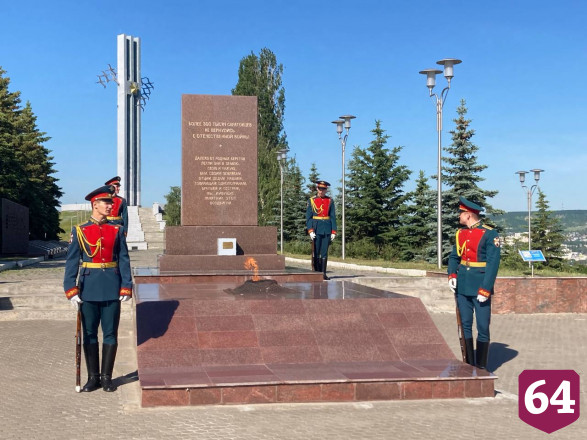 В Саратове в День России подняли Государственный флаг и исполнили гимн