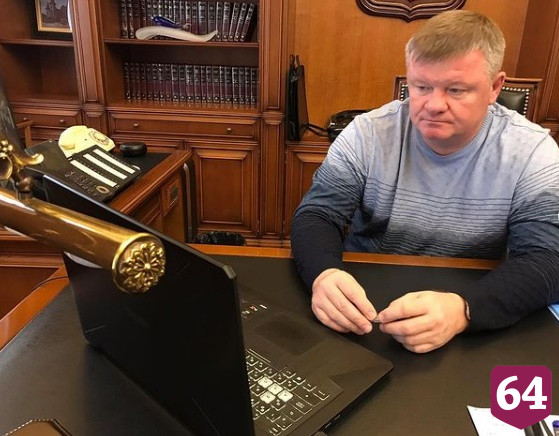 Ночью увеличат количество убирающих Саратов от снега машин