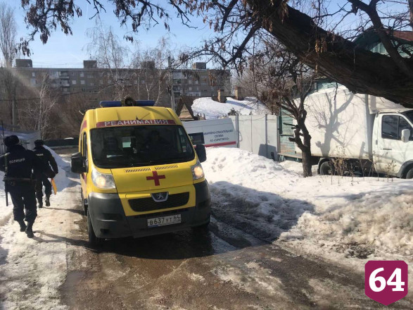 В Саратове пожарные тушат горящий частный дом