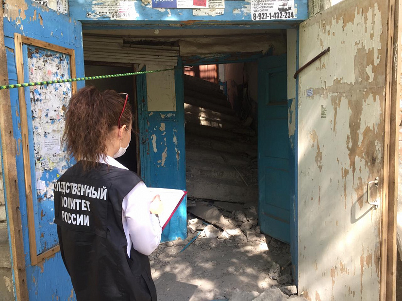 Дом с рухнувшей на женщину лестницей признали аварийным в 2018 году