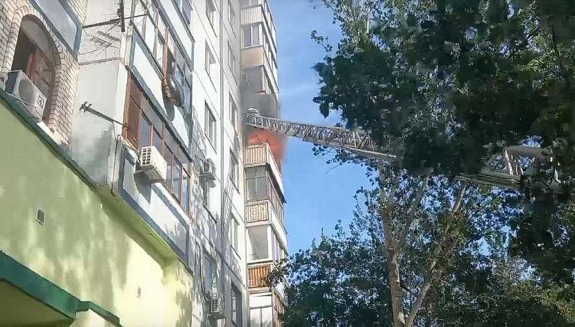 Саратовские пожарные с лестницы тушили балкон в 9-этажке