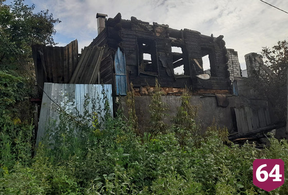 Мать спасла троих детей через окно после поджога дома под Саратовом