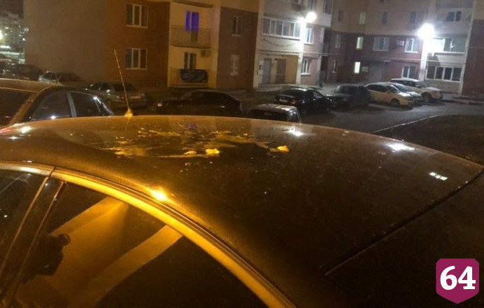 В Саратове вандалы забросали автомобили яйцами и порезали шины