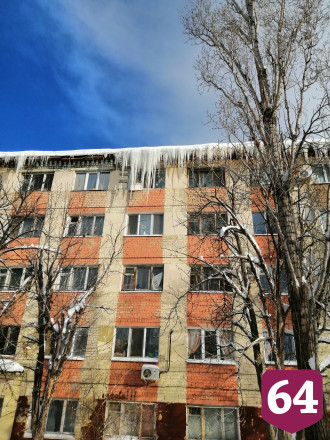 Горожане рассказали об огромных сосульках бесхозного дома
