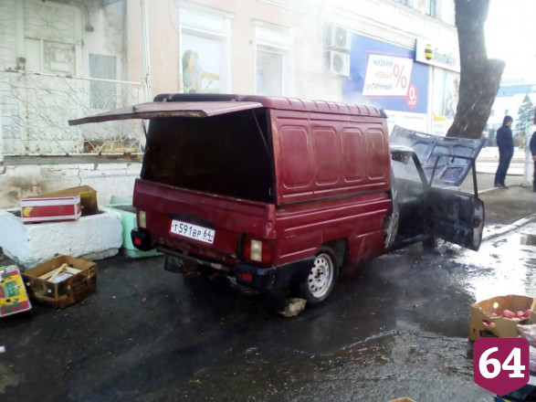 В Вольске под игру уличного музыканта полыхал пикап