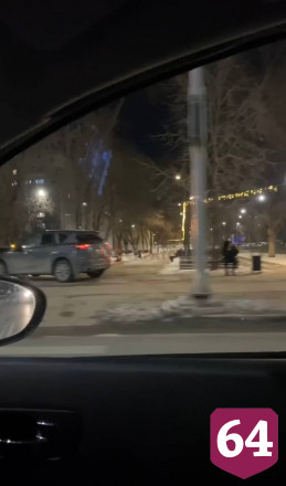 Кроссовер вылетел на тротуар после ДТП в центре Саратова
