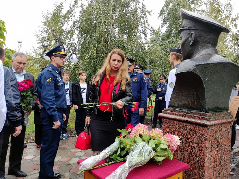 Жители почтили память спасших поселок летчиков
