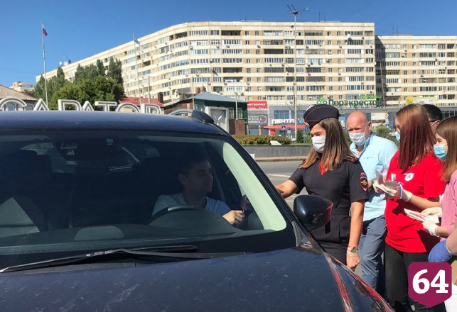 Дорожные полицейские напомнили саратовцам о государственном празднике 