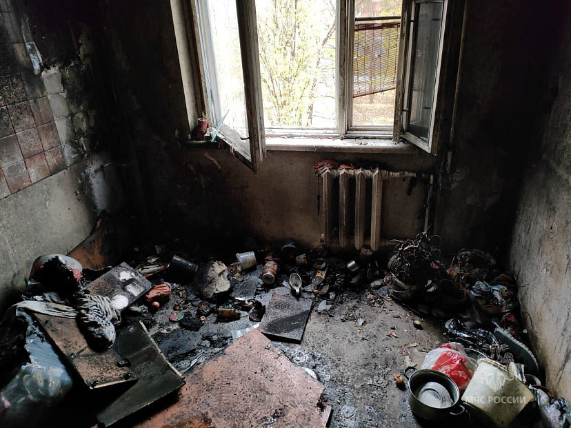 В Саратове пожарные спасли людей из задымленной квартиры