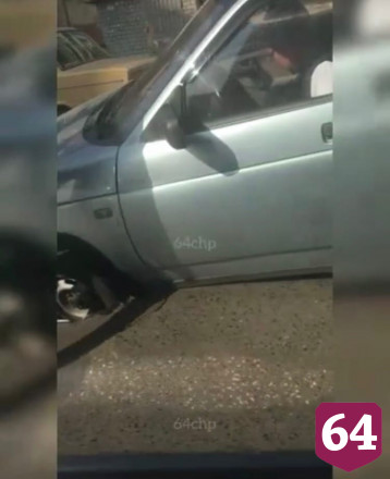 В центре Саратова легковушка провалилась в открытый люк